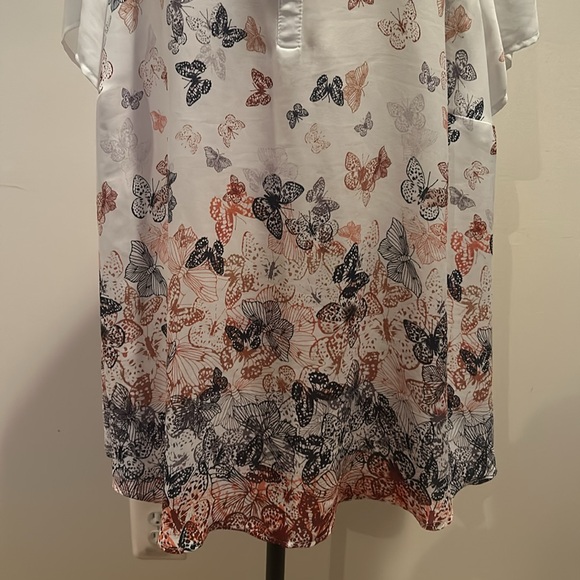 Georgette Hi-Low Short Sleeve Blouse - Picture 3 of 9